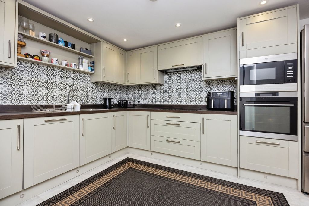 Property photo 2 of 17 Photo