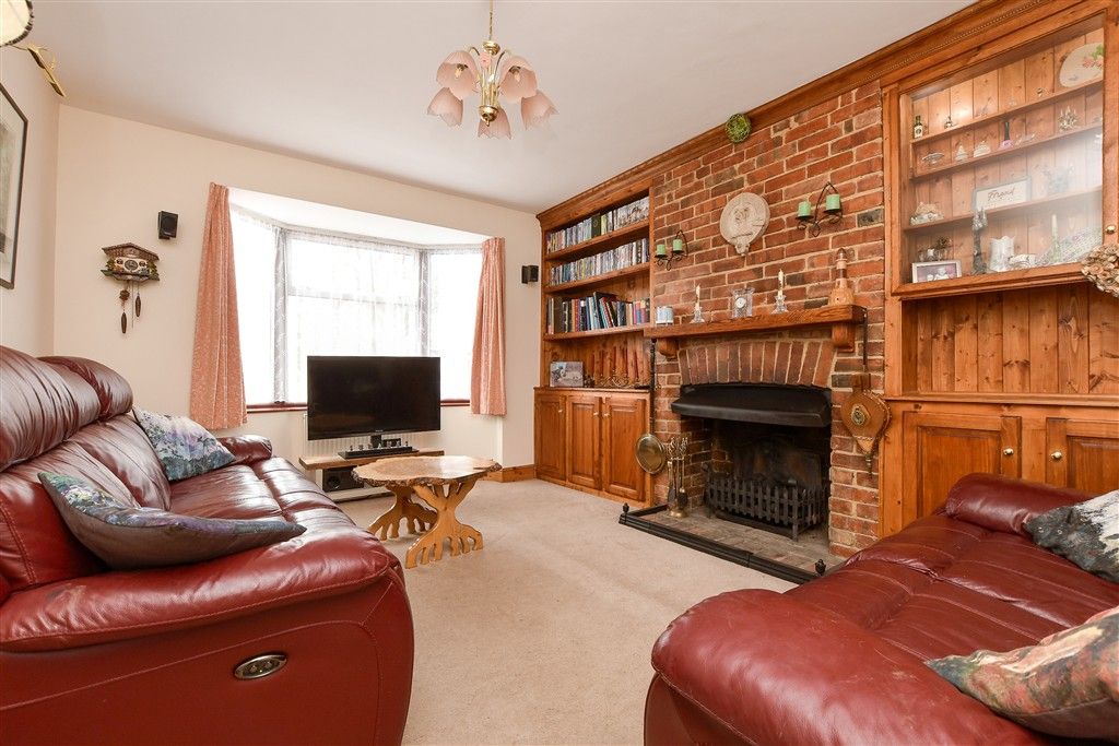 Property photo 3 of 18 Lounge