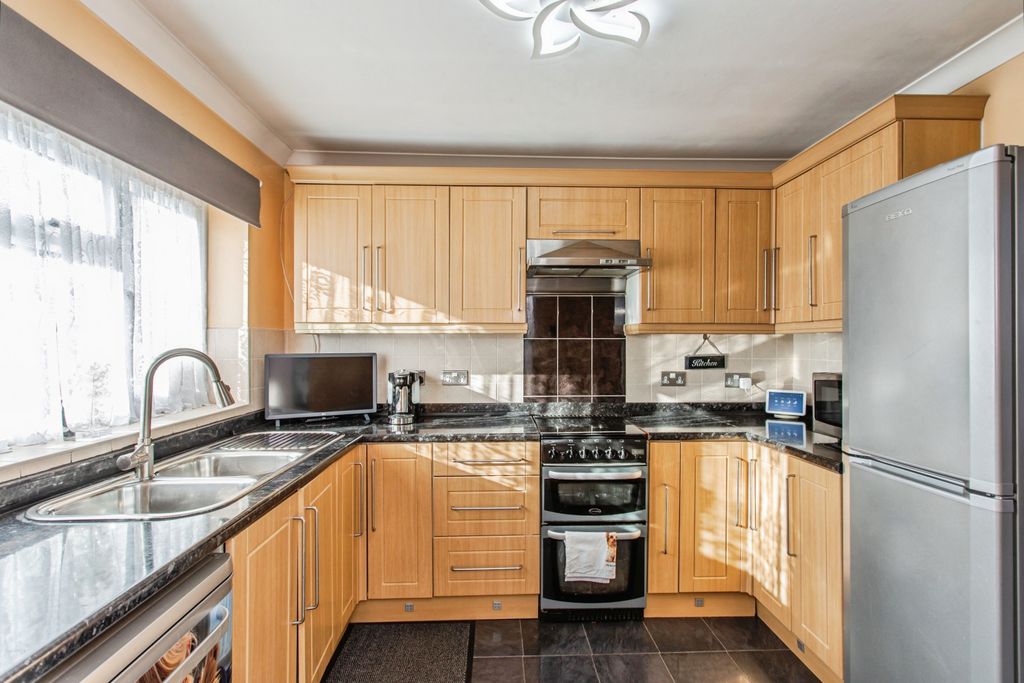 Property photo 2 of 21 Kitchen