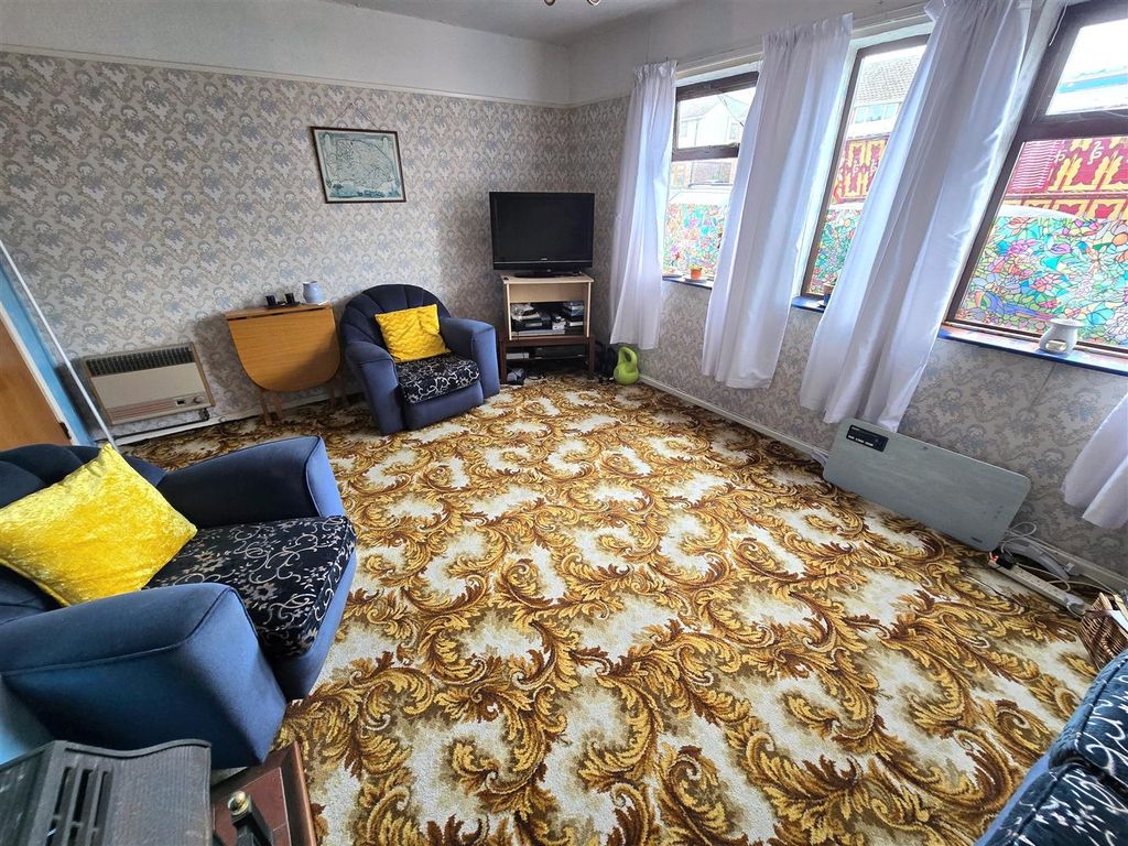 Property photo 3 of 11 Lounge