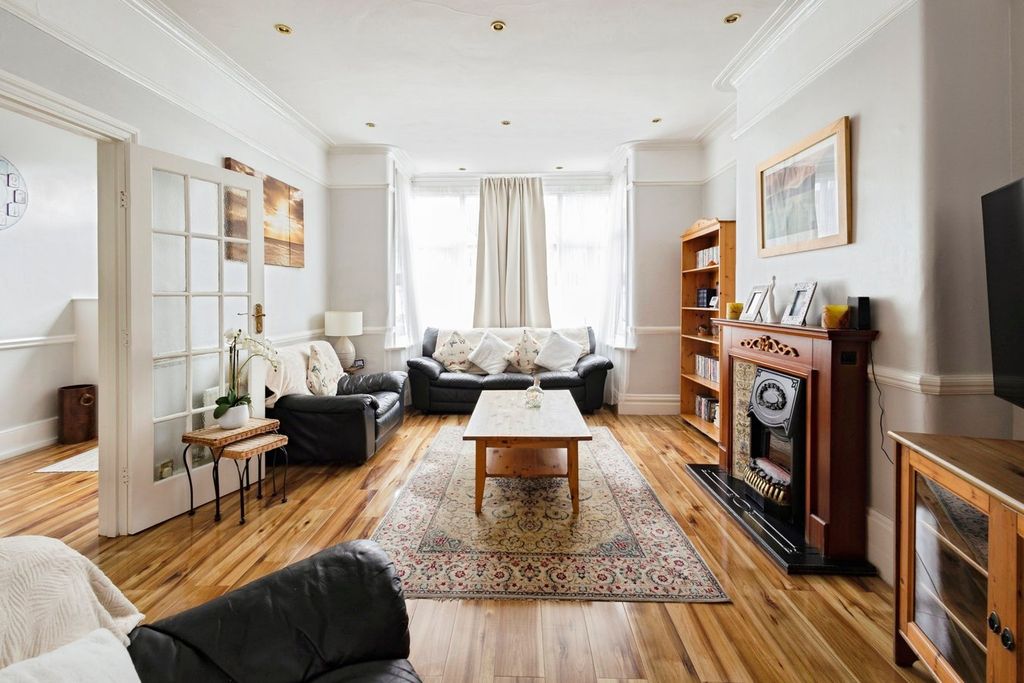 Property photo 2 of 20