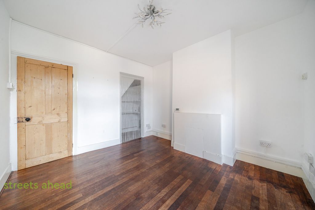 Property photo 2 of 19 65B4F890-09d8-4Cf...