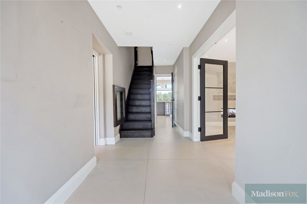 Property photo 2 of 49 Picture No. 33