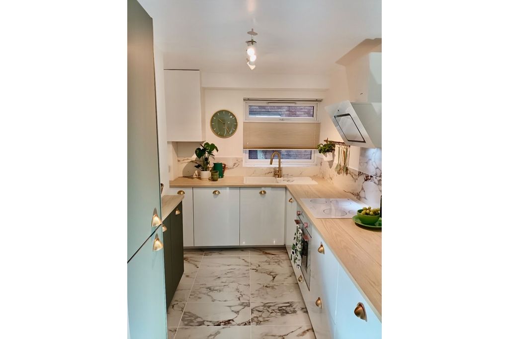 Property photo 2 of 19 Kitchen