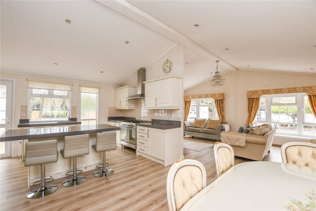 Additional image 4 of 2 bed property for salePinewood Caravan Park, Wokingham, Berkshire RG40