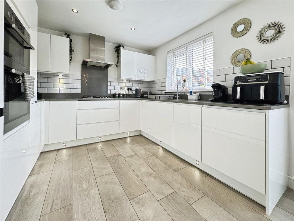 Property photo 2 of 14 Dining Kitchen