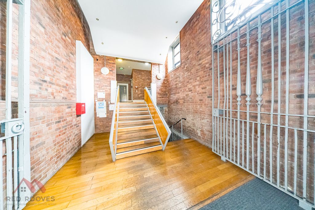 Property photo 3 of 21 Communal Hallway