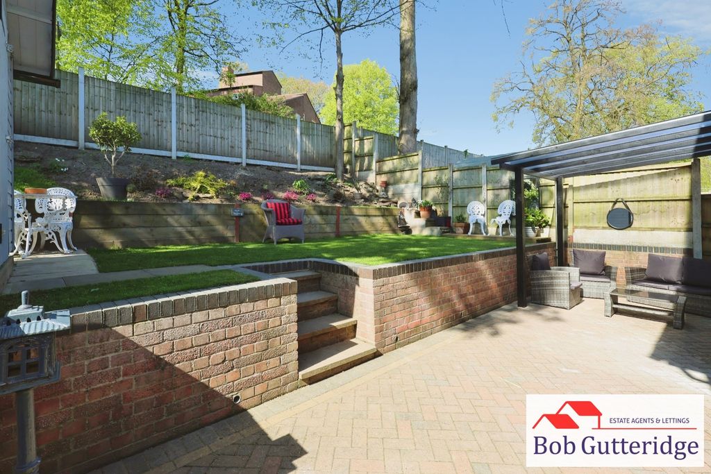 Property photo 2 of 38 Enclosed Landscaped Rear Garden