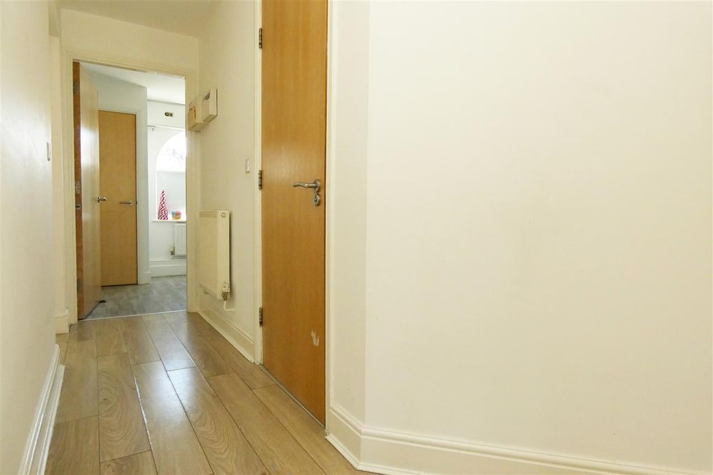 Property photo 2 of 11 Entrance Hall