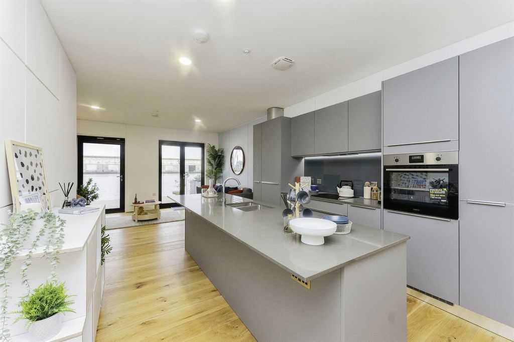 Property photo 3 of 11 Kitchen