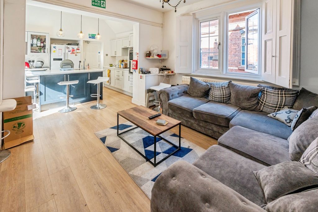 Property photo 3 of 17 Lounge