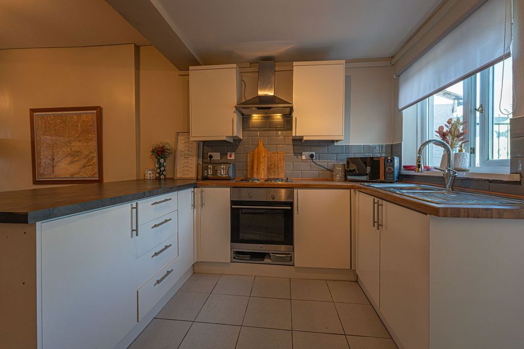 Property photo 3 of 21