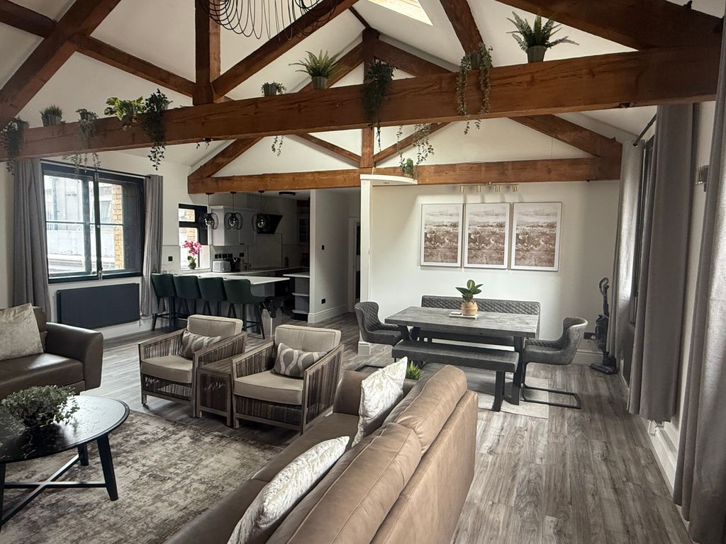 Property photo 2 of 48 Lounge