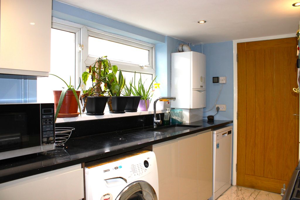Property photo 3 of 10 Kitchen Area