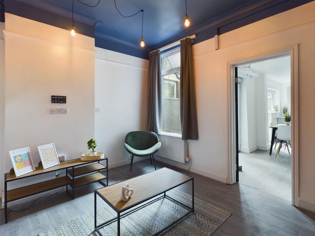 Property photo 2 of 12 A Bright And Inviting Living Room With Modern Deco...