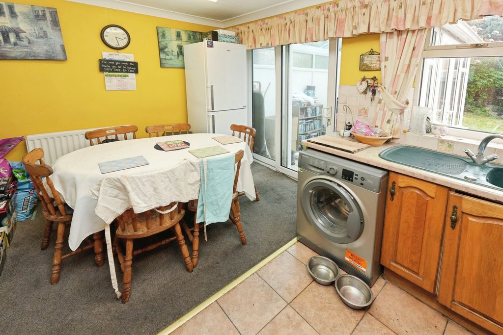 Property photo 3 of 15 Kitchen/Dining Room