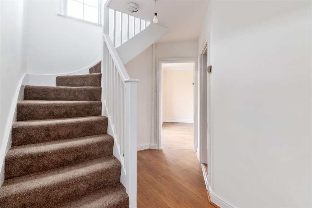 Property photo 2 of 12 Furness Road