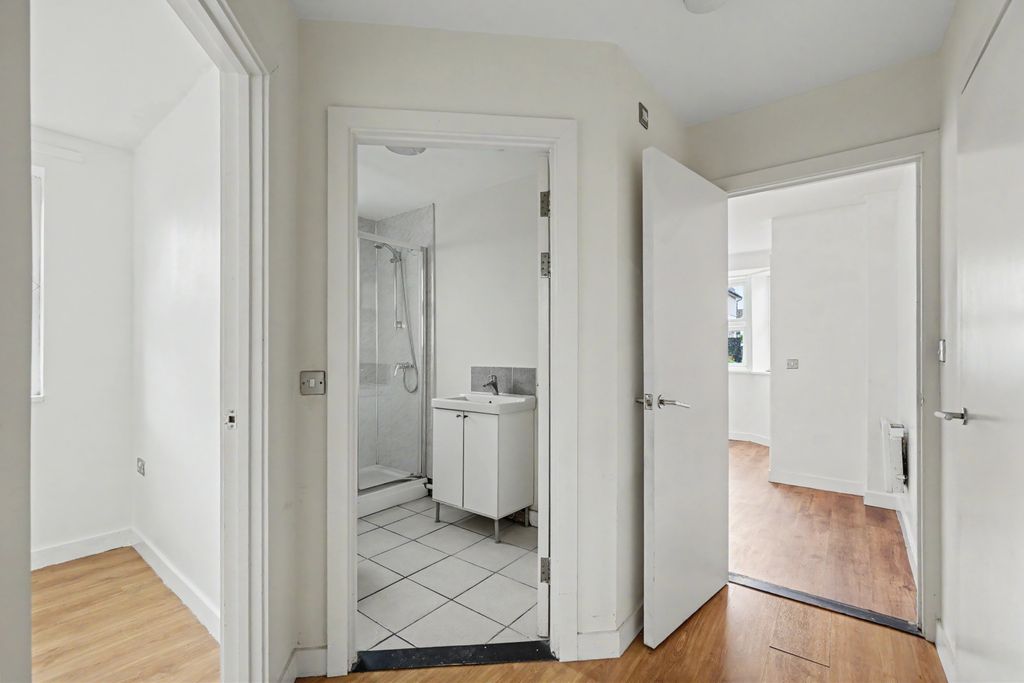 Property photo 3 of 7 Hall