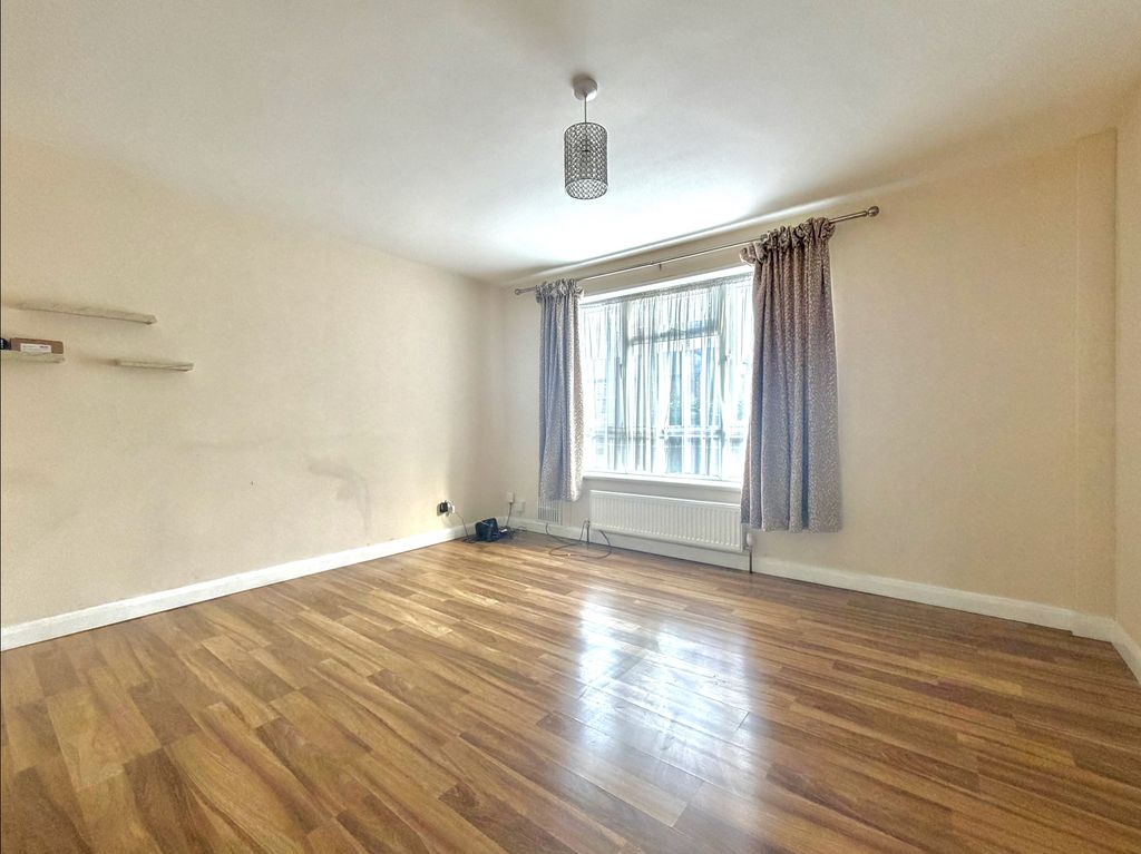 Property photo 3 of 19 Living Room