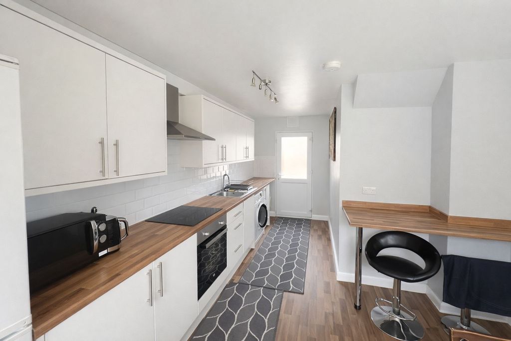 Property photo 3 of 8 Kitchen