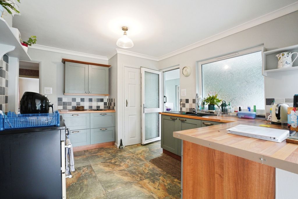 Property photo 3 of 17 Kitchen