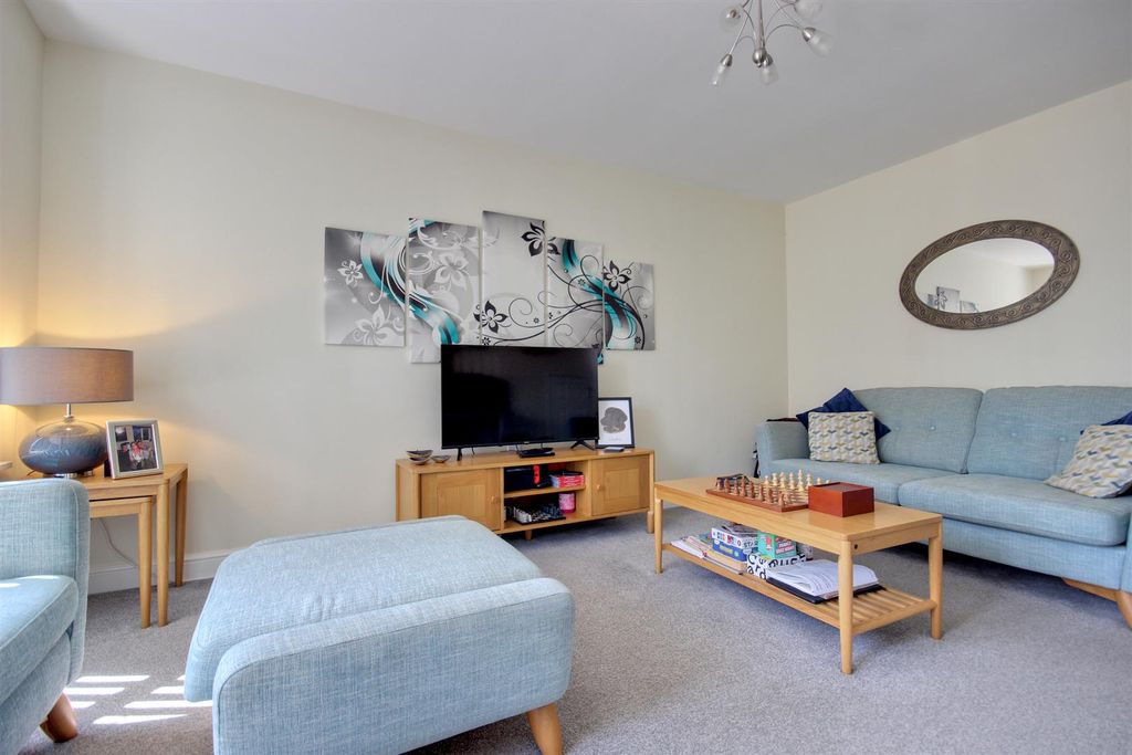 Property photo 3 of 12 Paradise Gardens (9).Jpg