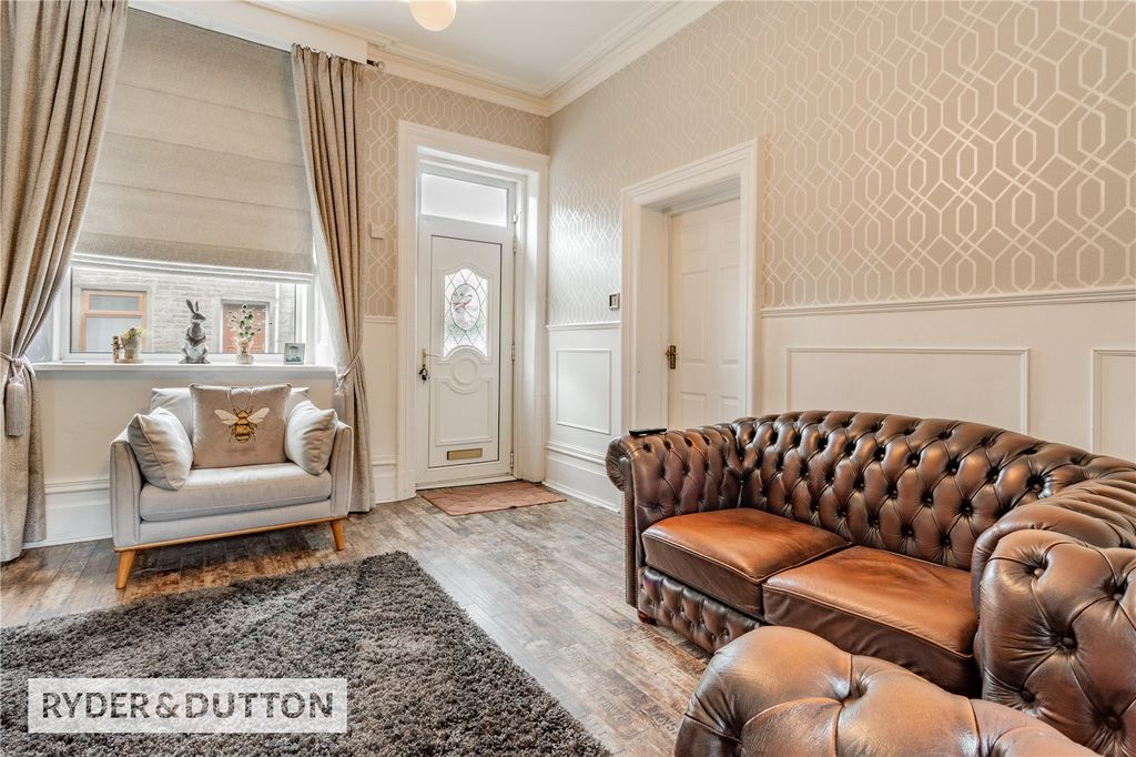 Property photo 2 of 16 Lounge