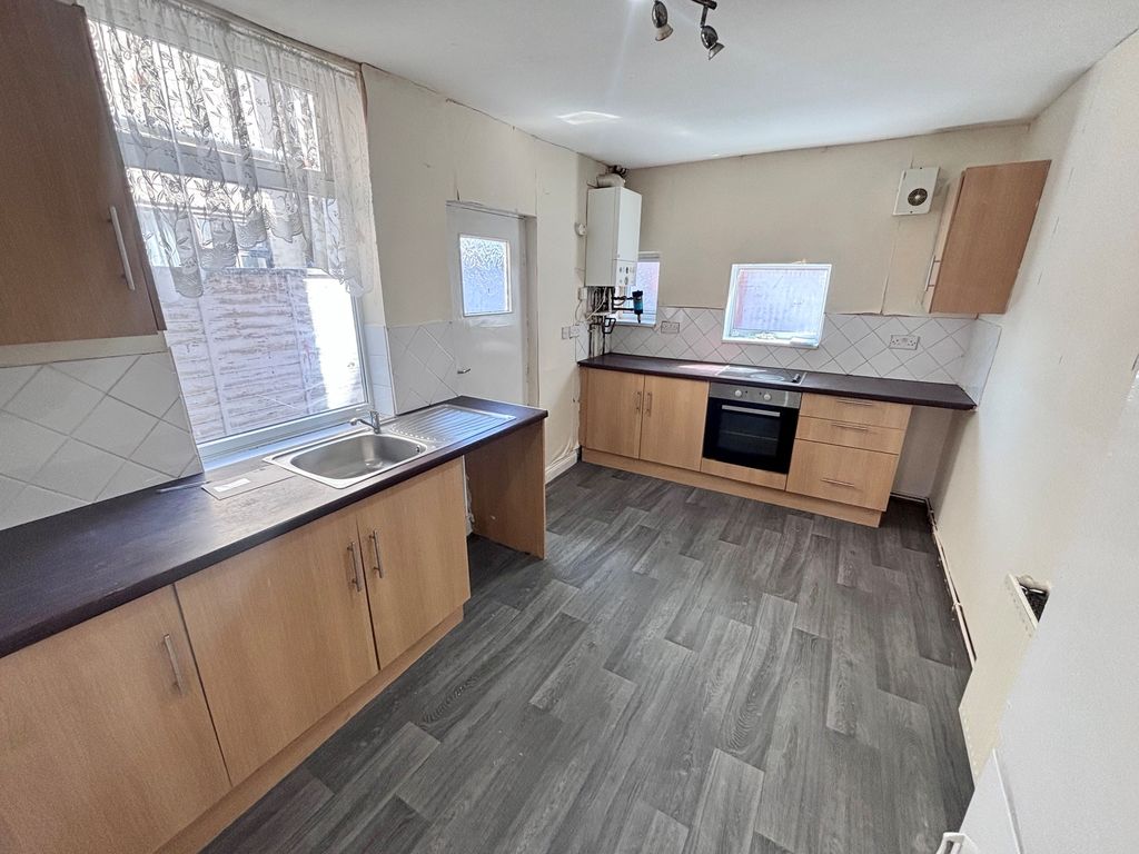 Property photo 3 of 7 Kitchen