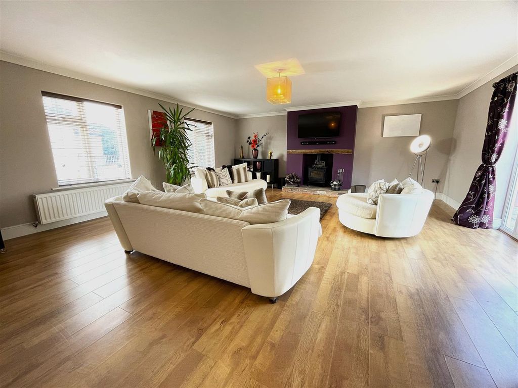Property photo 3 of 30 Lounge