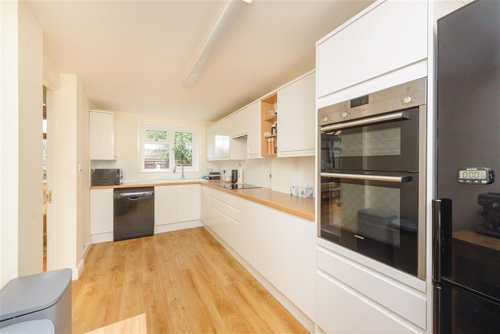 Property photo 3 of 14 Kitchen