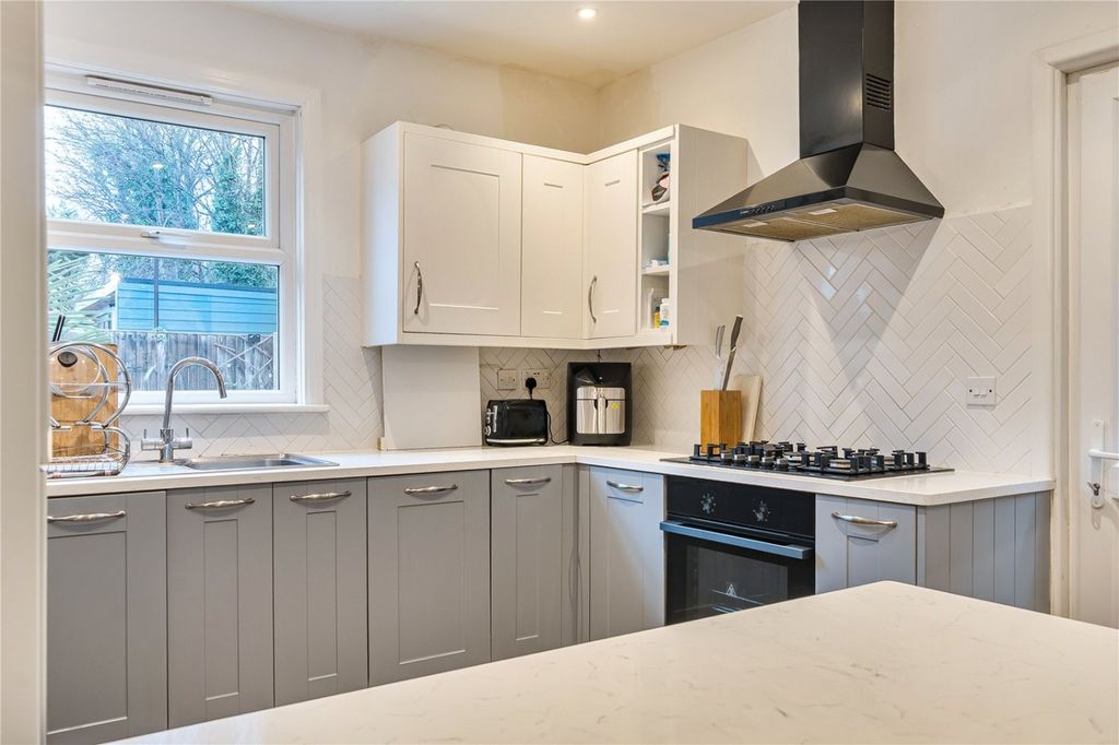 Property photo 3 of 10 Kitchen