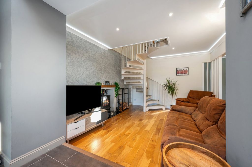 Property photo 2 of 32