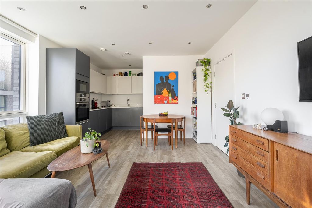 Property photo 2 of 15 Rookwood Way, E3