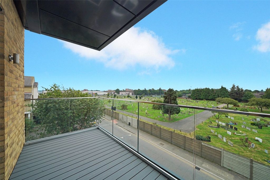 Property photo 3 of 8 Balcony
