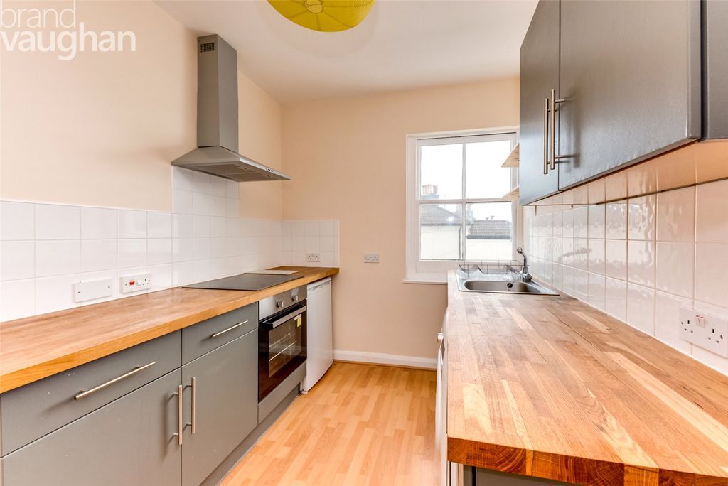 Property photo 2 of 9 Kitchen