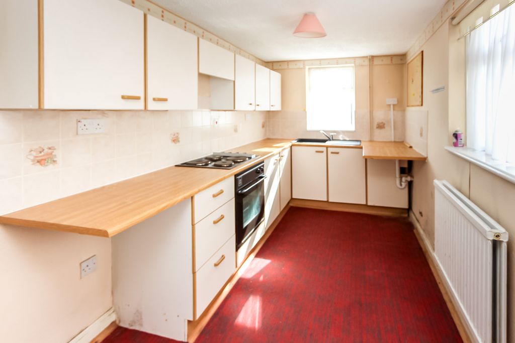 Property photo 3 of 8 Kitchen