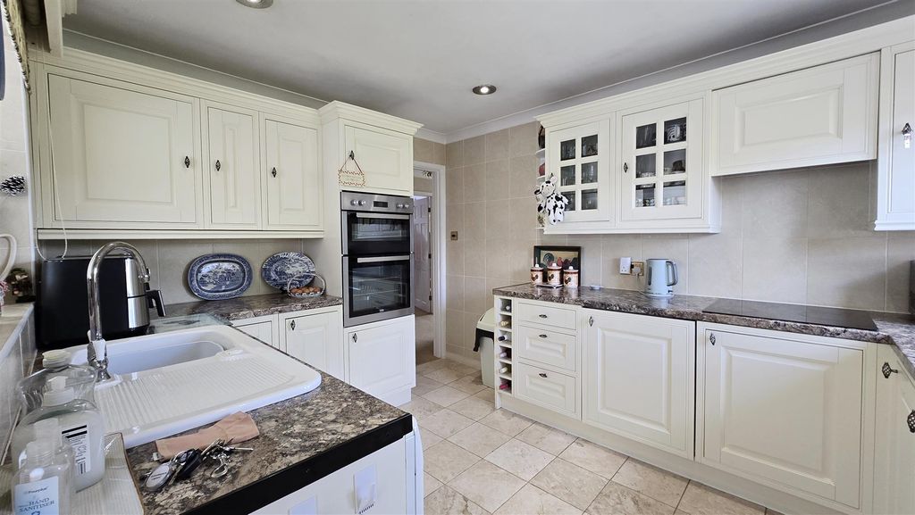 Property photo 3 of 22 Kitchen