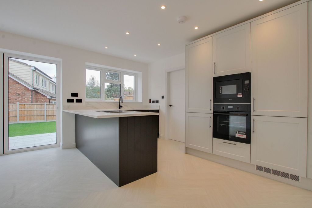 Property photo 3 of 28