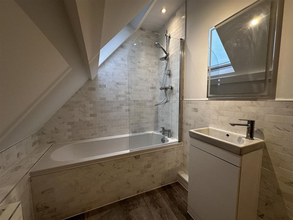 Property photo 2 of 7 Bathroom