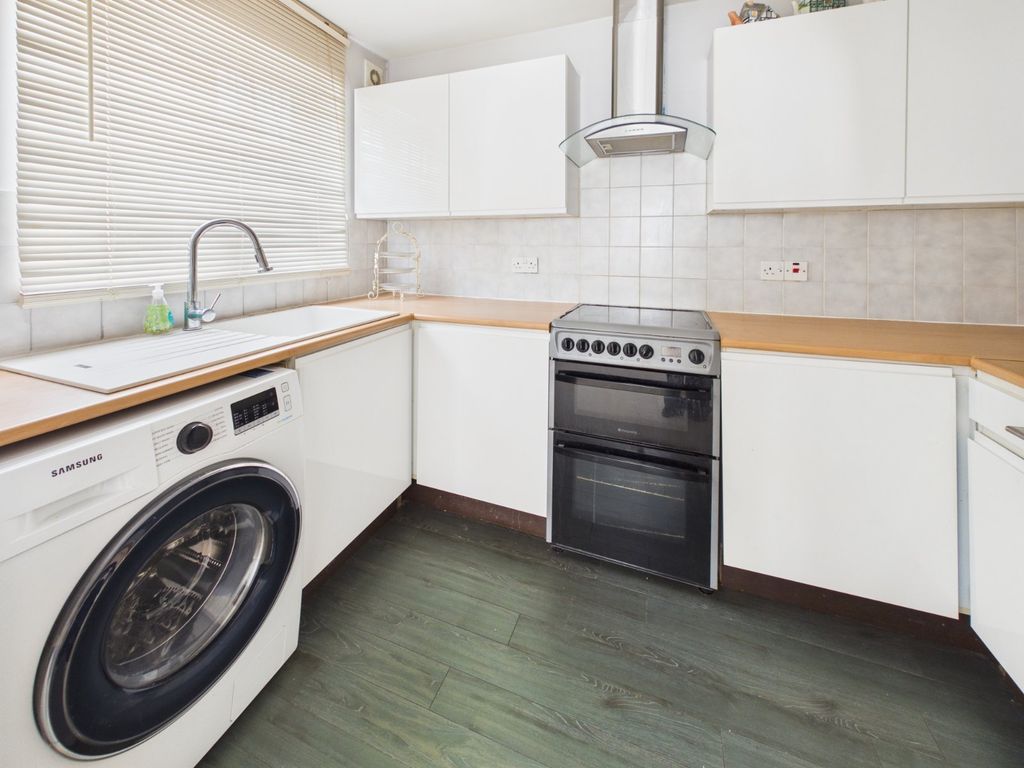 Property photo 3 of 11 Kitchen