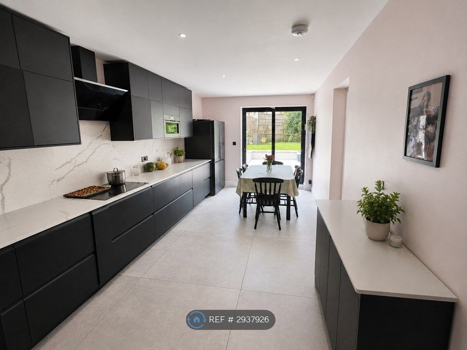 Property photo 3 of 8 Kosher Kitchen, 2 Sinks, 2 Dw