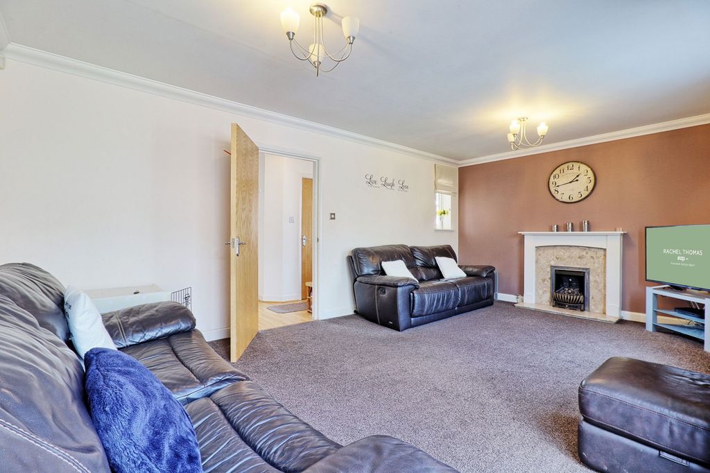 Property photo 3 of 32