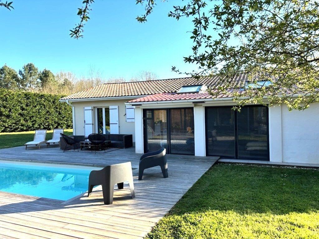 Property photo 1 of 13 House For Sale In Saint-André-De-Cubzac