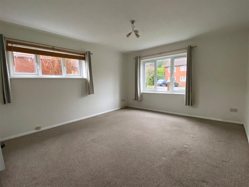 Property photo 3 of 8 Sitting.Jpg