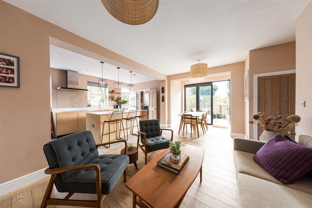 Property photo 3 of 50 Shernhall Street, E17