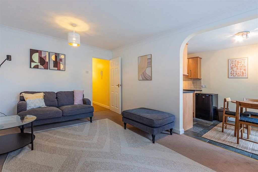 Property photo 3 of 11 Caernarvon Court 5-8.Jpg