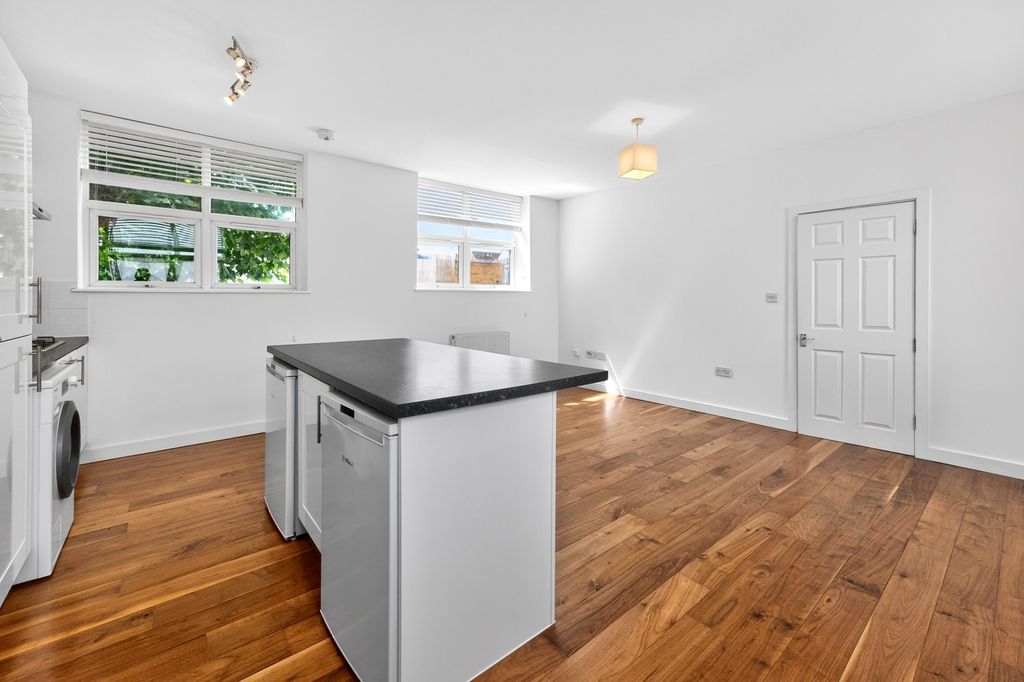 Property photo 3 of 10 Reception/Kitchen