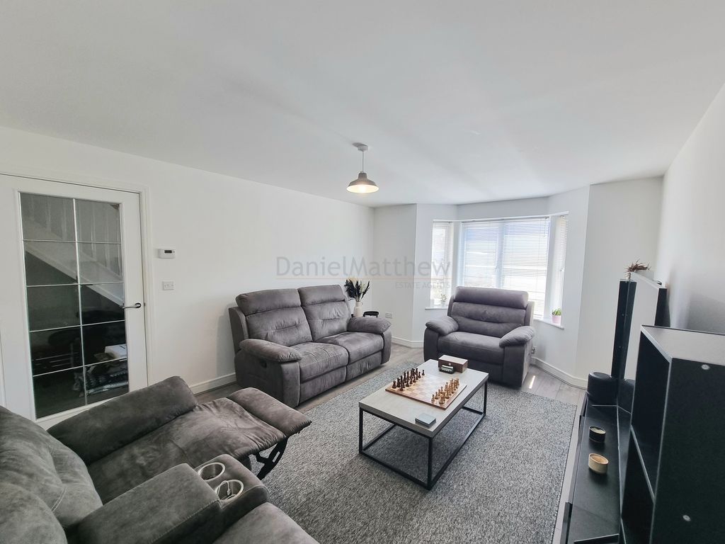 Property photo 3 of 27 Lounge