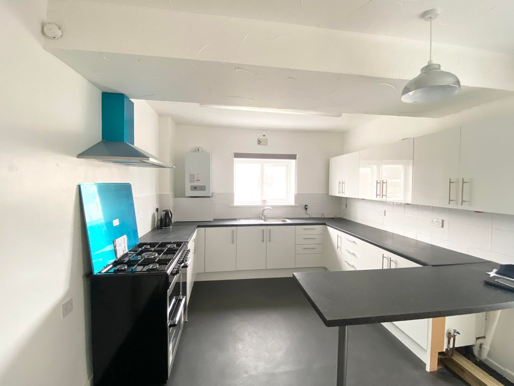 Property photo 3 of 6 Kitchen