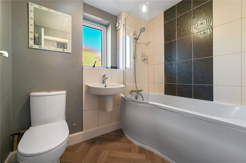 Property photo 3 of 18 Bathroom